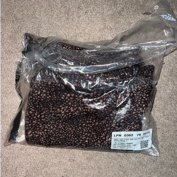 New Fabletics Cozy Fleece Wide Leg Sweatpant Cacao Spotted Animal size L - Picture 4 of 9